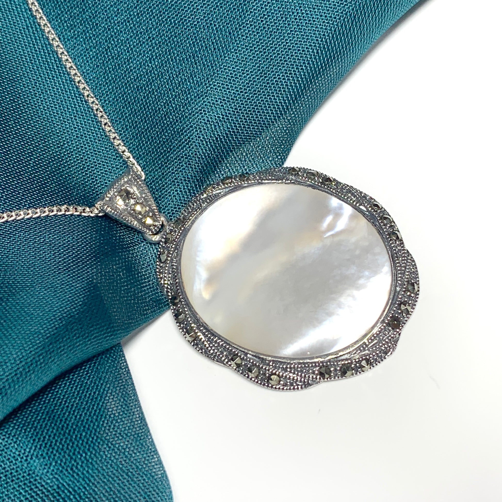 Large oval Mother of Pearl silver necklace