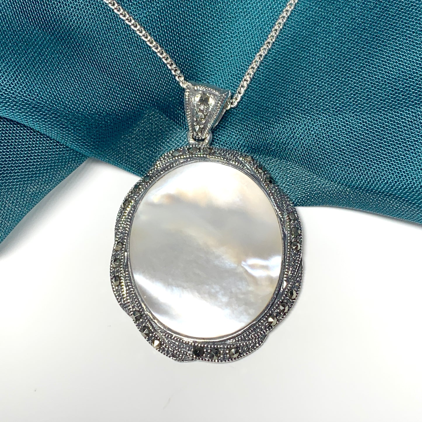 Large oval Mother of Pearl silver necklace