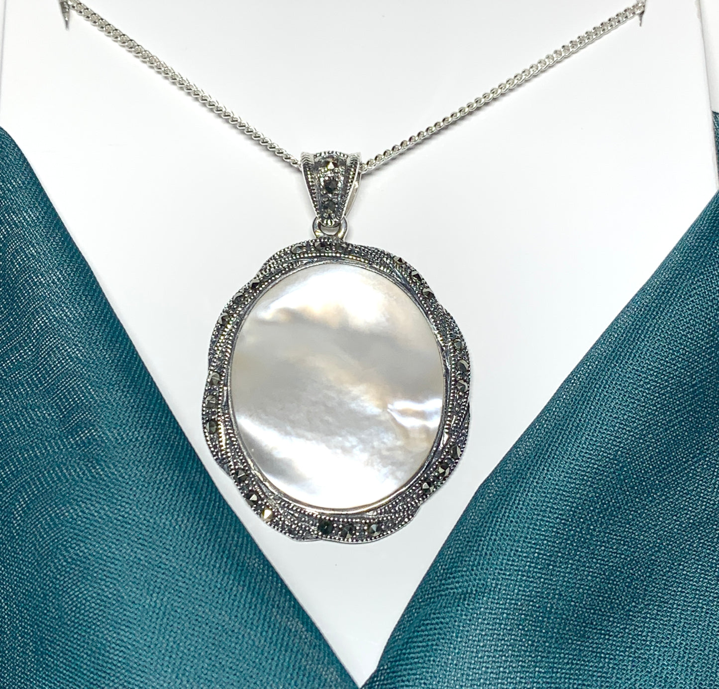 Large oval Mother of Pearl silver necklace