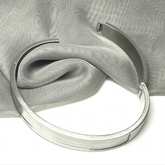 Solid men's stainless steel sunken centre hinged bangle