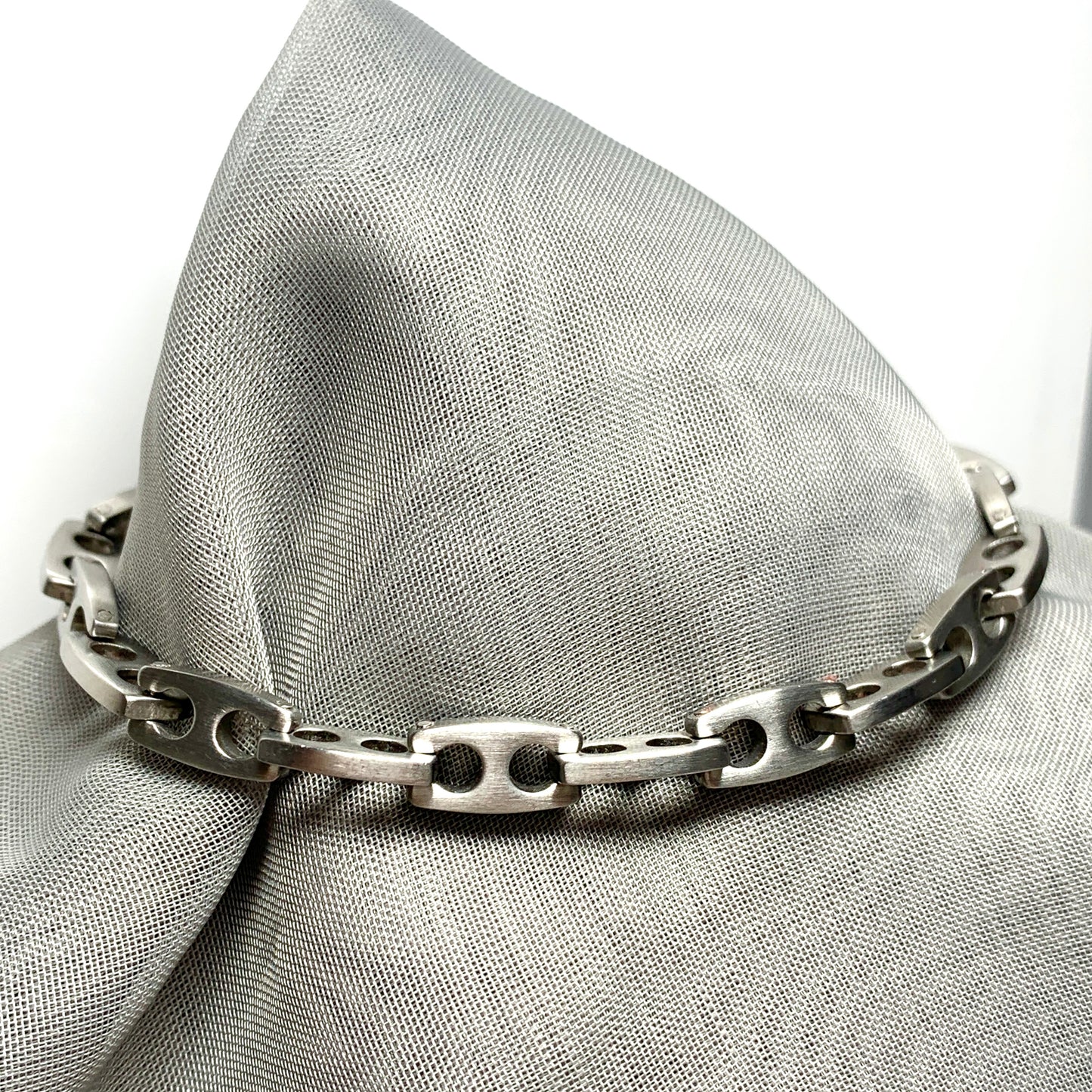 Men's titanium bracelet fancy figure of 8 link design