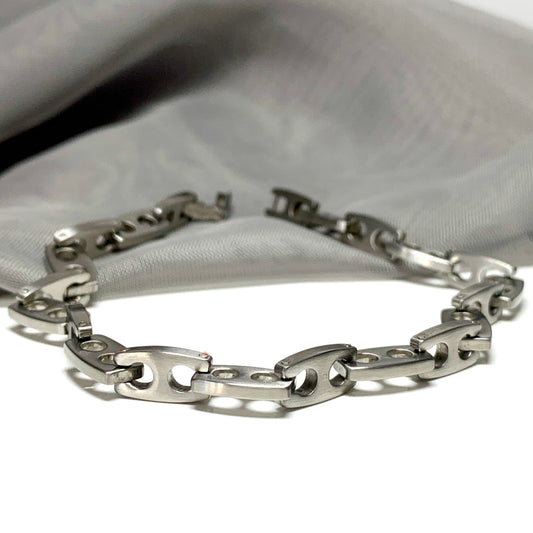 Men's titanium bracelet fancy figure of 8 link design