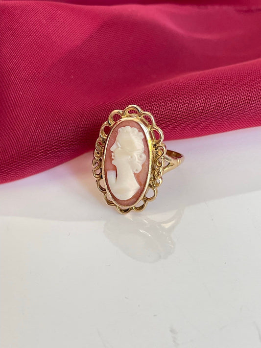 Oval Cameo shell yellow gold ring