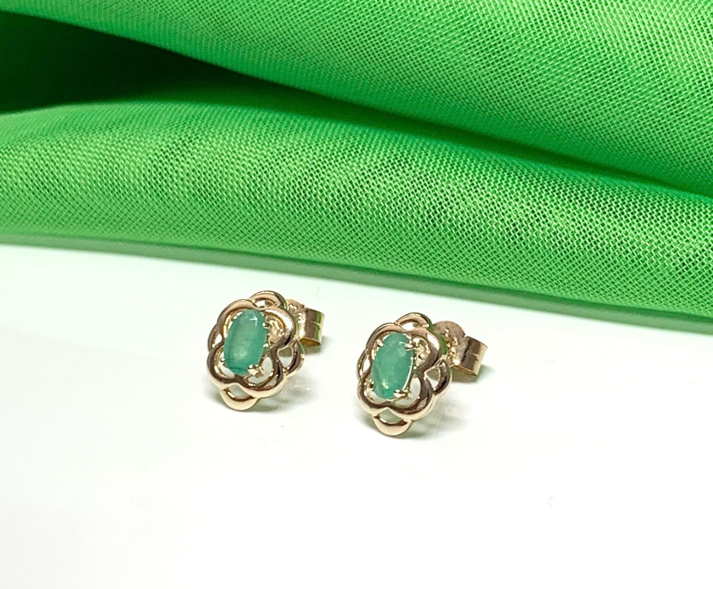 Oval yellow gold real green emerald stud earrings fancy design