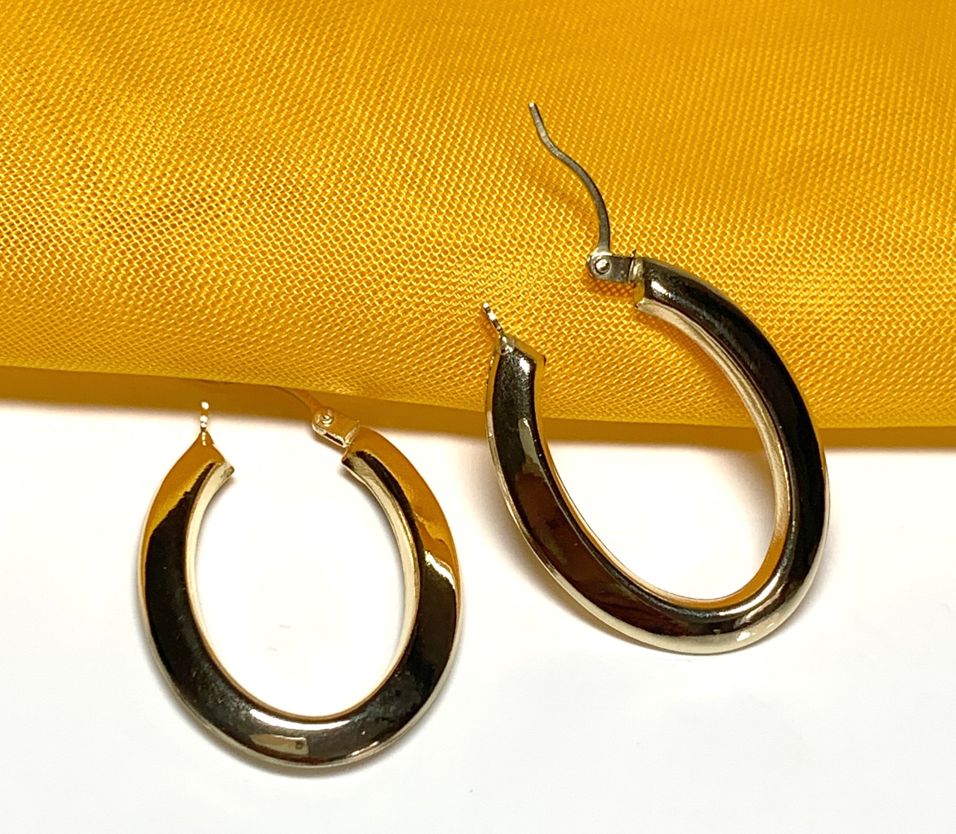 Oval hoop earrings yellow gold polished plain
