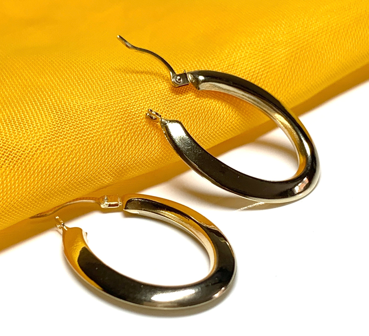 Oval hoop earrings yellow gold polished plain