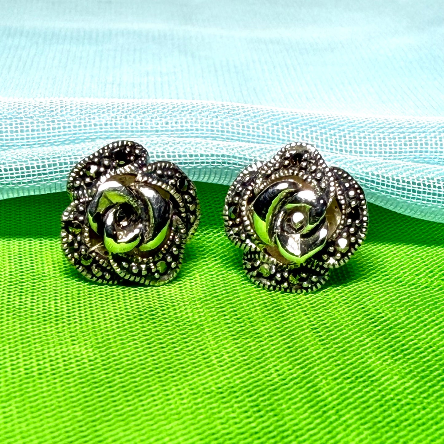 Round flower shaped stud earrings
Marcasite stones
Classic design
Gift box included
A beautiful round pair of sterling silver real marcasite stud earrings, crafted from solid sterling silver in a rounded flower petal design.
Expertly crafted from genuine 925 sterling silver, these elegant stud earrings feature sparkling real marcasite stones arranged in a timeless floral design.