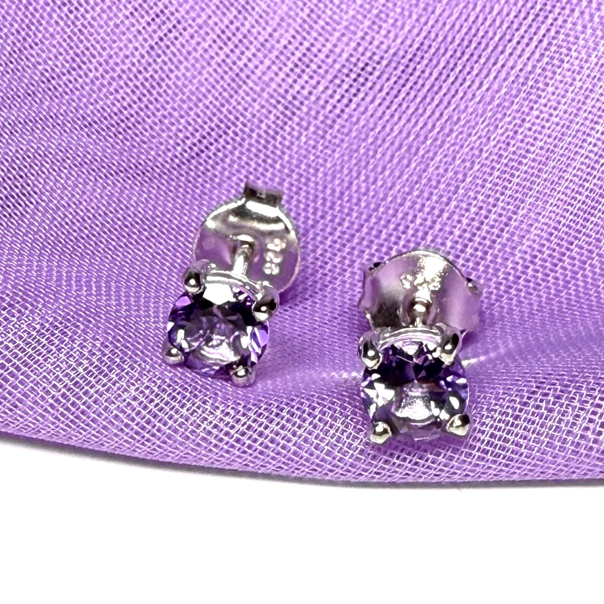 Purple real amethyst sterling silver round cut pair of stud earrings