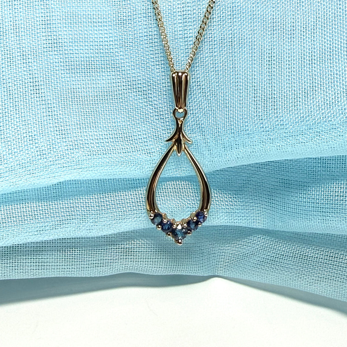 Pear shaped yellow gold blue real sapphire necklace pendant