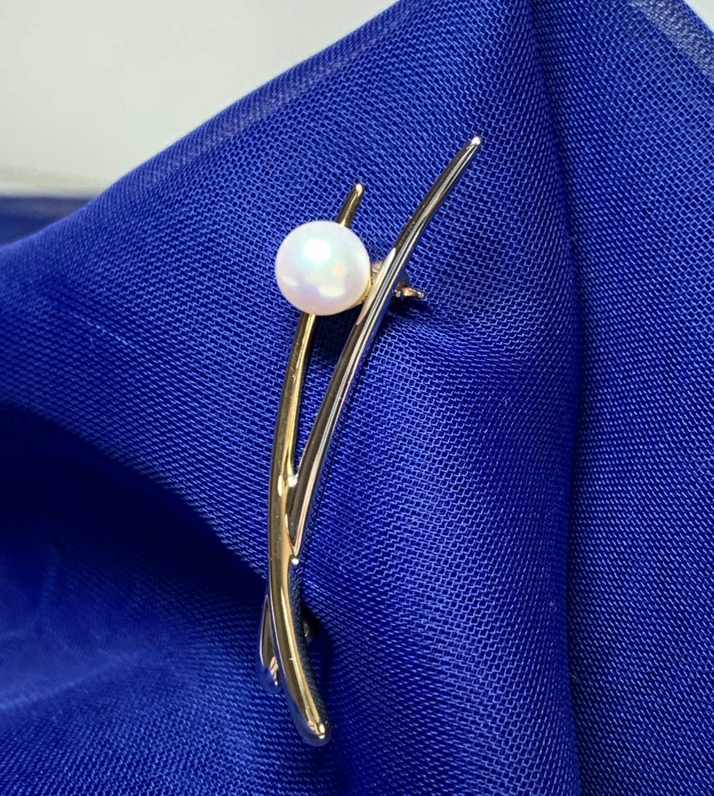Cultured pearl brooch two colour gold