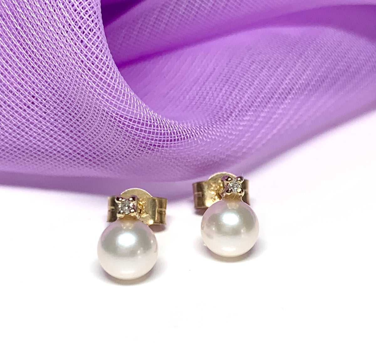 Pearl and diamond stud earrings yellow gold