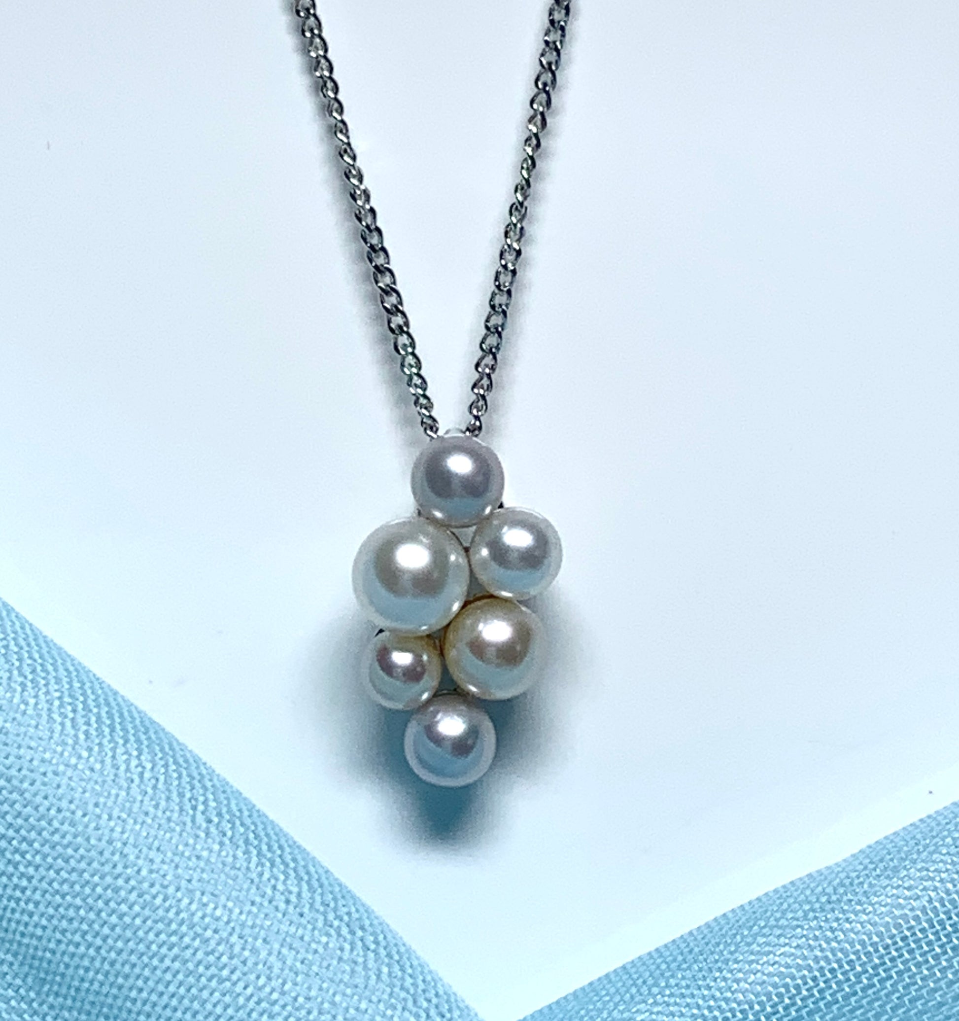 Cluster pearl necklace white gold pendant