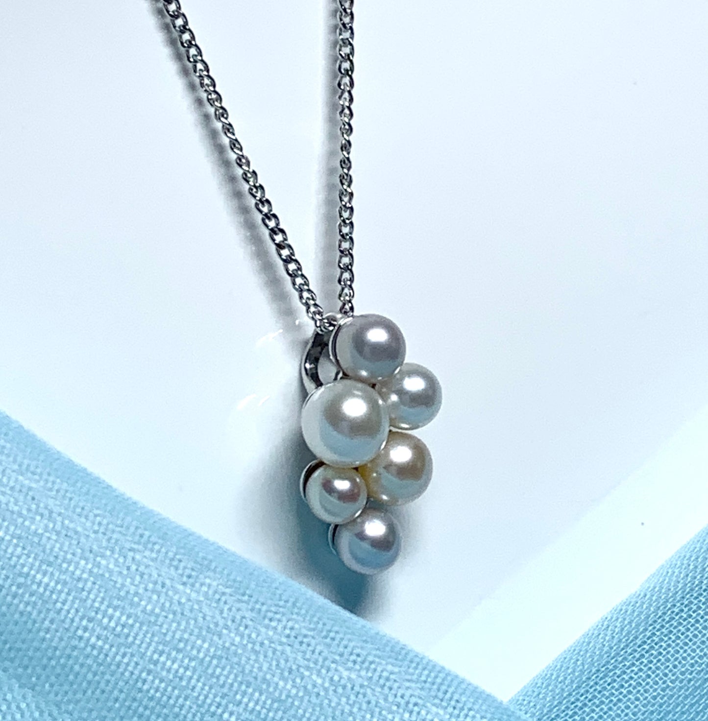 Cluster pearl necklace white gold pendant