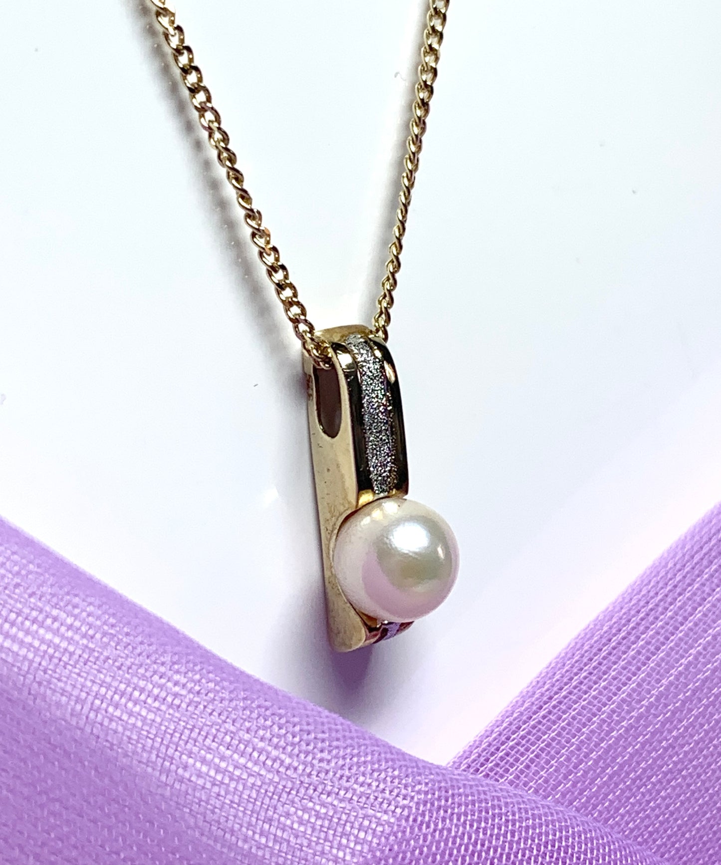 Pearl necklace two tone gold pedant