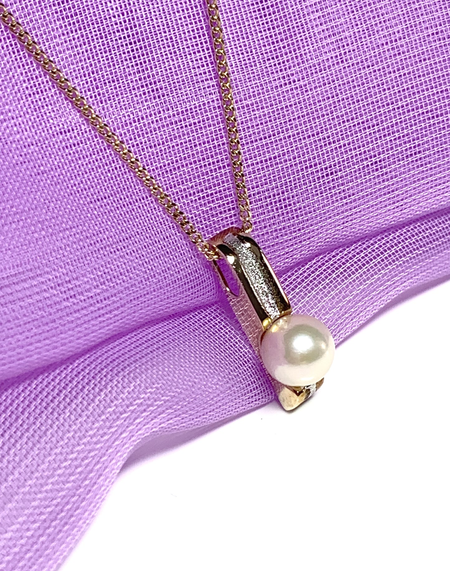 Pearl necklace two tone gold pedant
