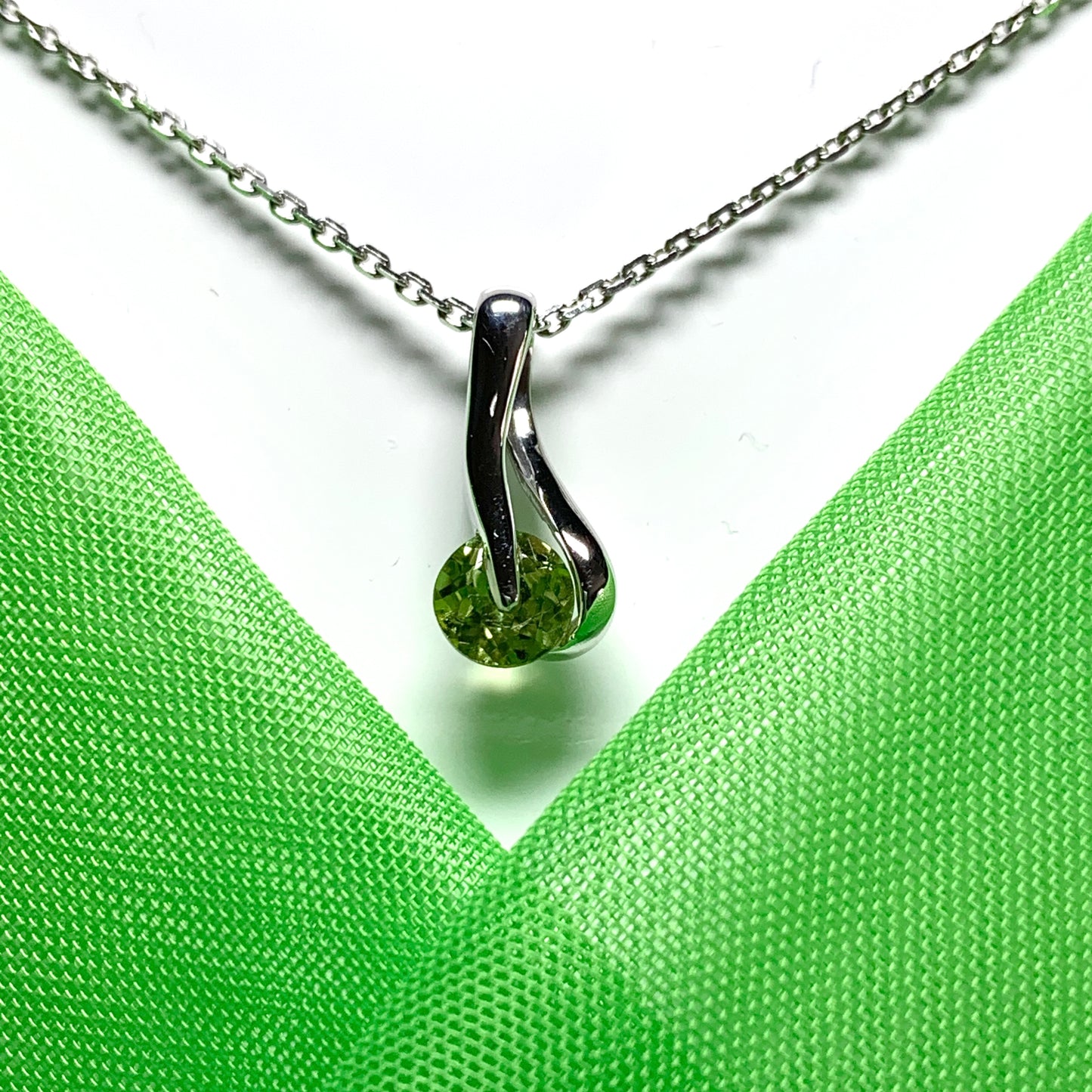 Peridot white gold necklace