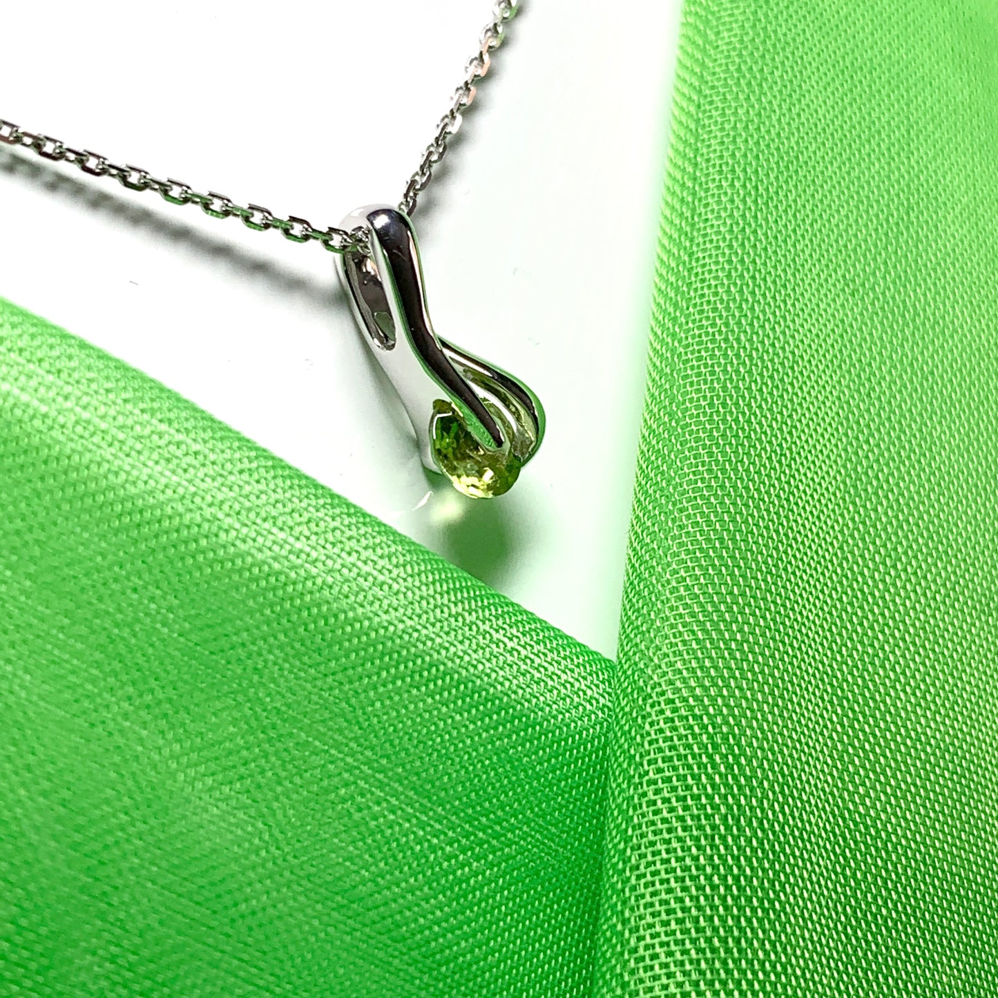 Peridot white gold necklace