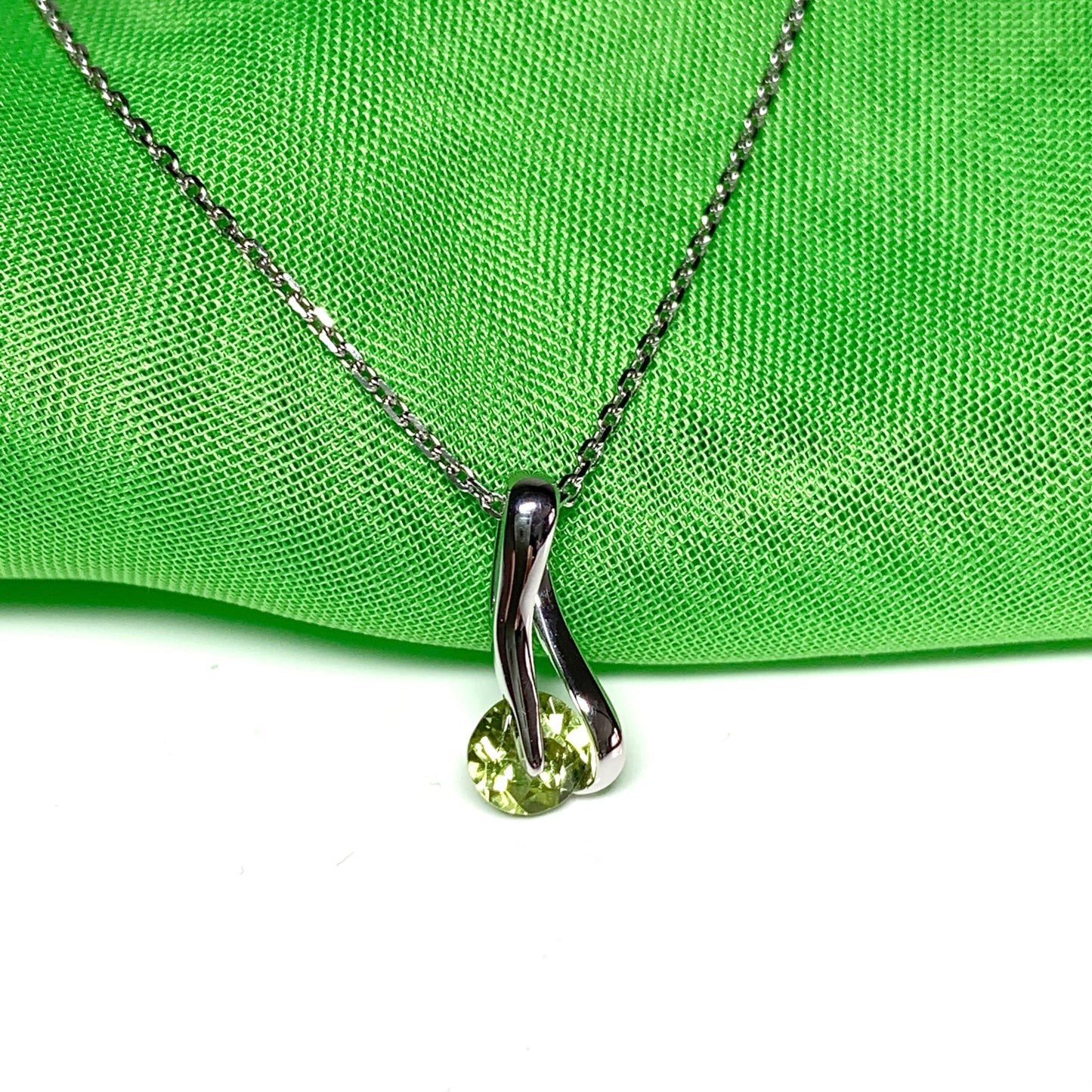 Peridot white gold necklace