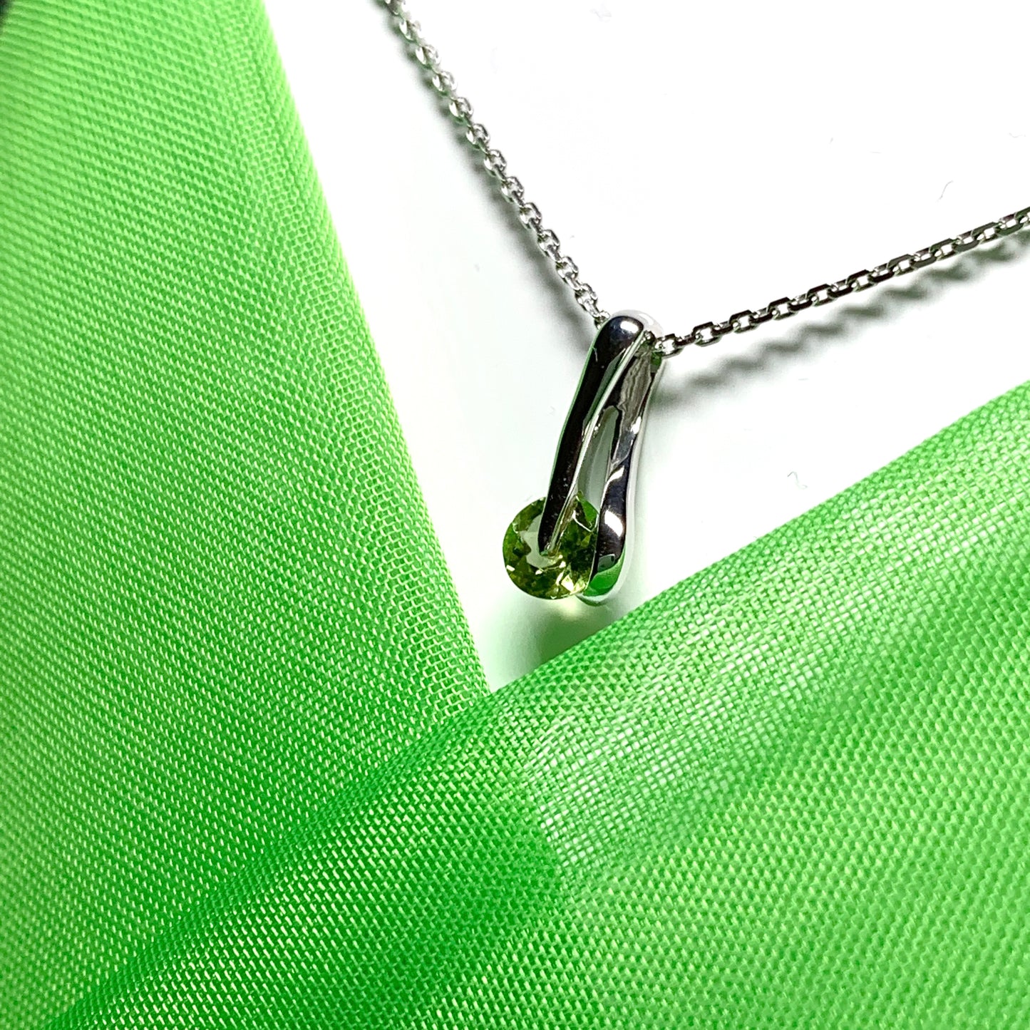 Peridot white gold necklace