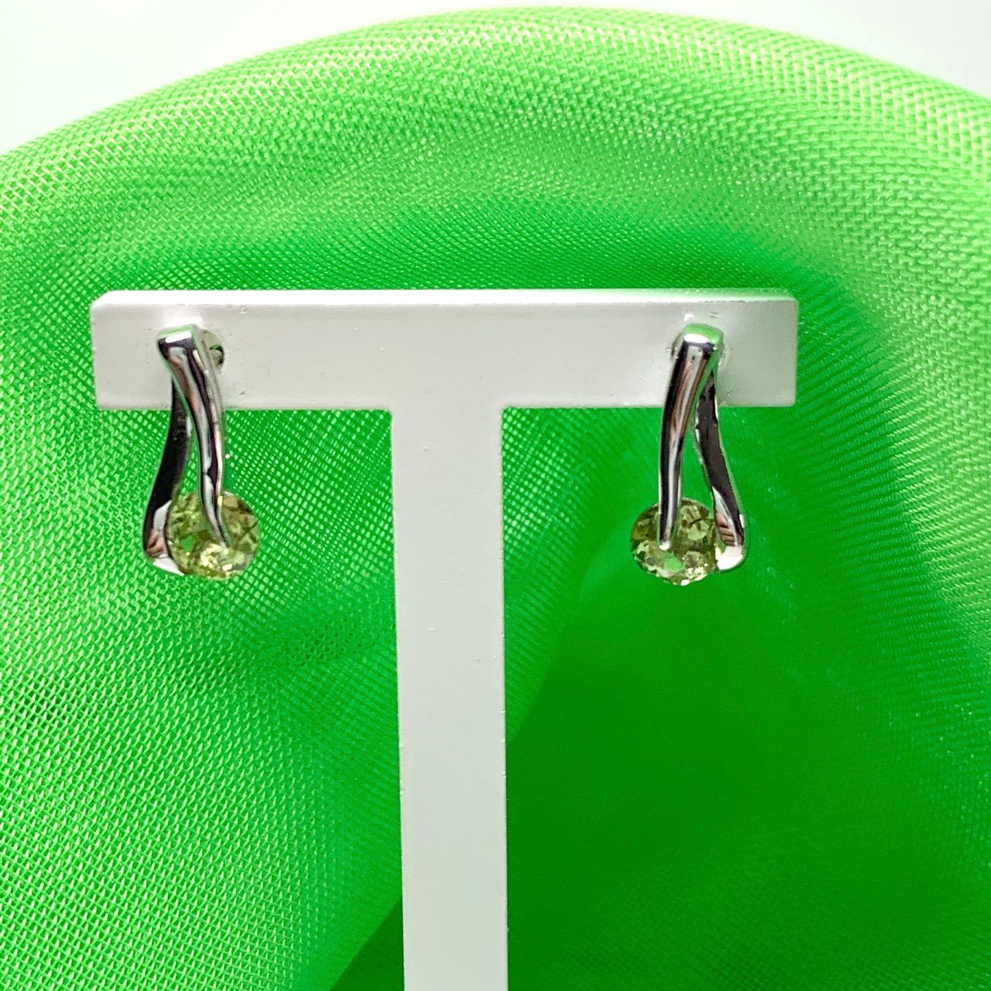 Peridot white gold stud earrings