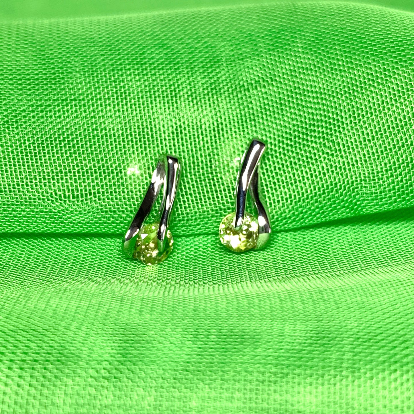 Peridot white gold stud earrings