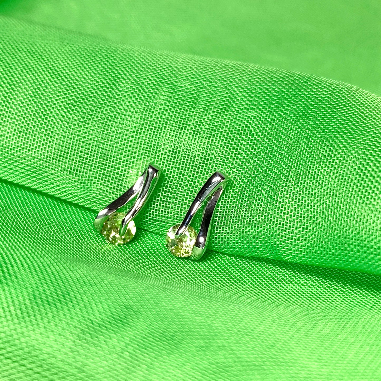 Peridot white gold stud earrings