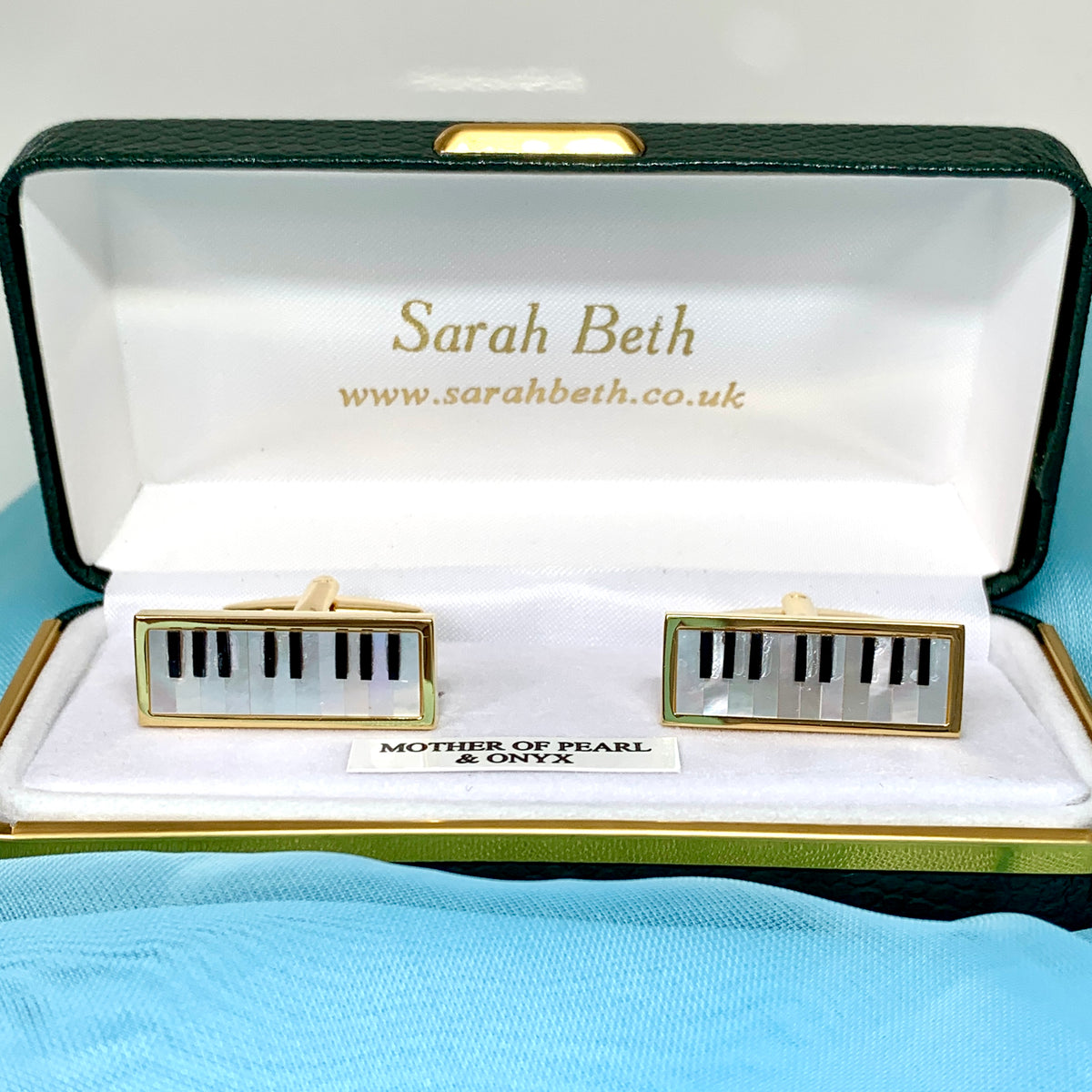Piano cufflinks with white mother of pearl and black onyx keys gold plated.