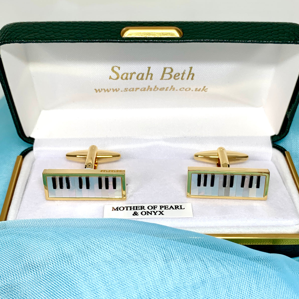 Piano cufflinks with white mother of pearl and black onyx keys gold plated.