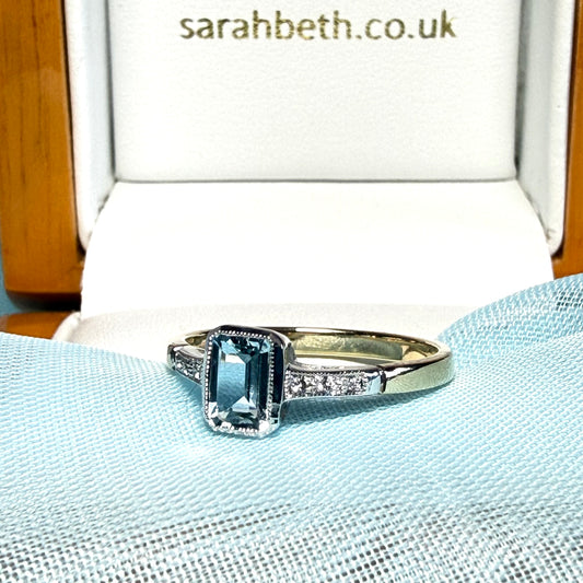 Real aquamarine and diamond yellow gold squared dress ring