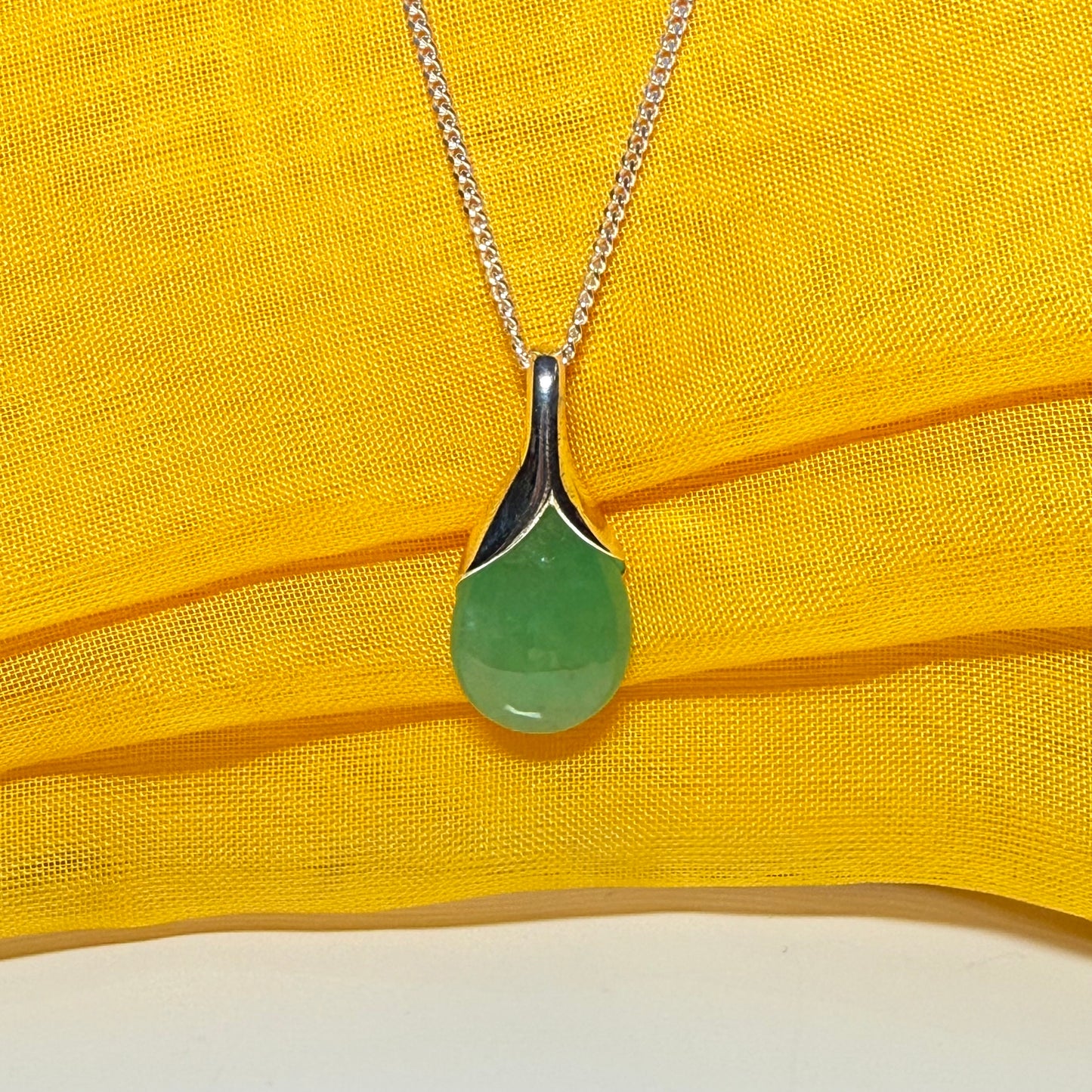 Real green jade pear shaped necklace sterling silver with a chain, really simply a gorgeous pendant