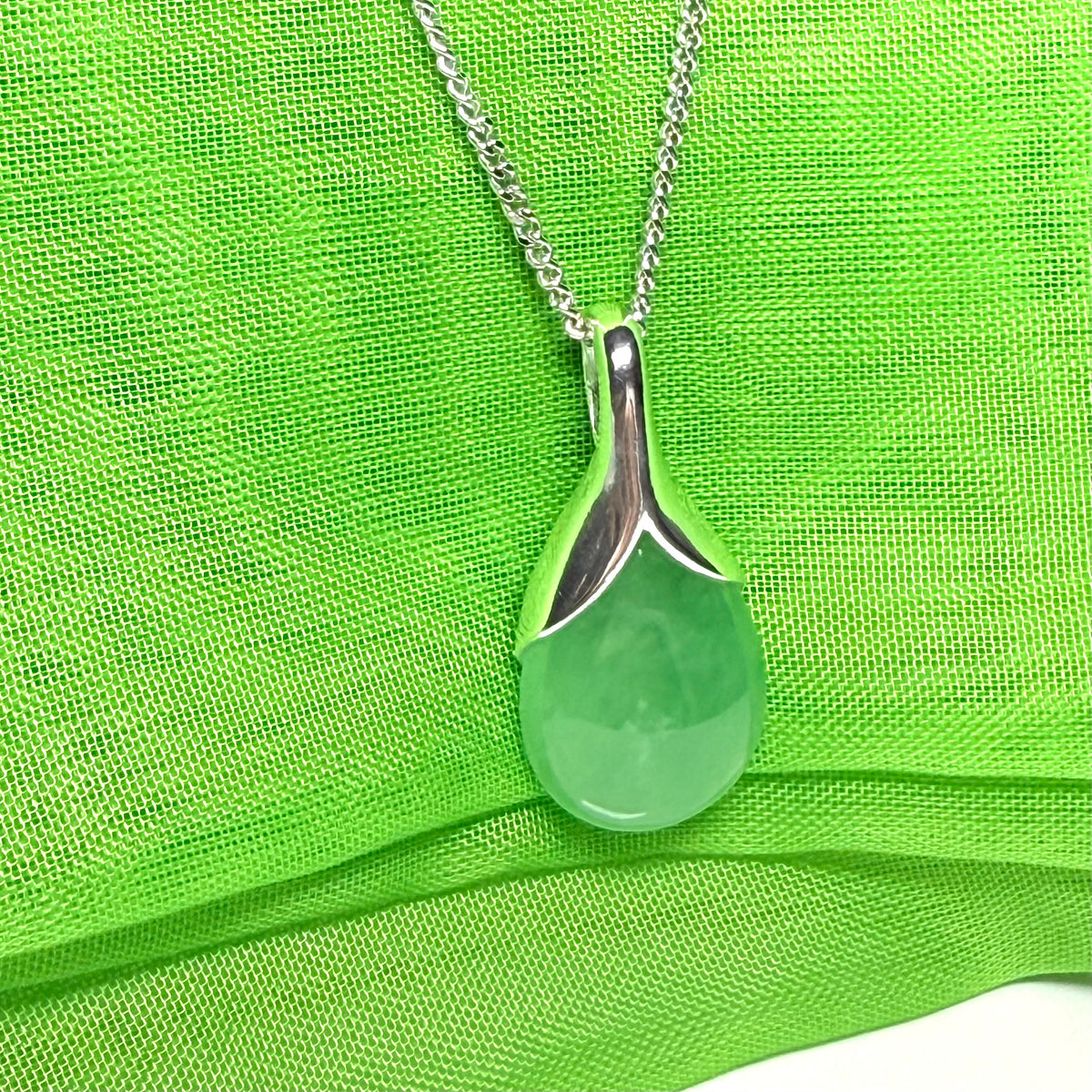 Real green jade tear drop sterling silver pear or teardrop shape pendant to it
