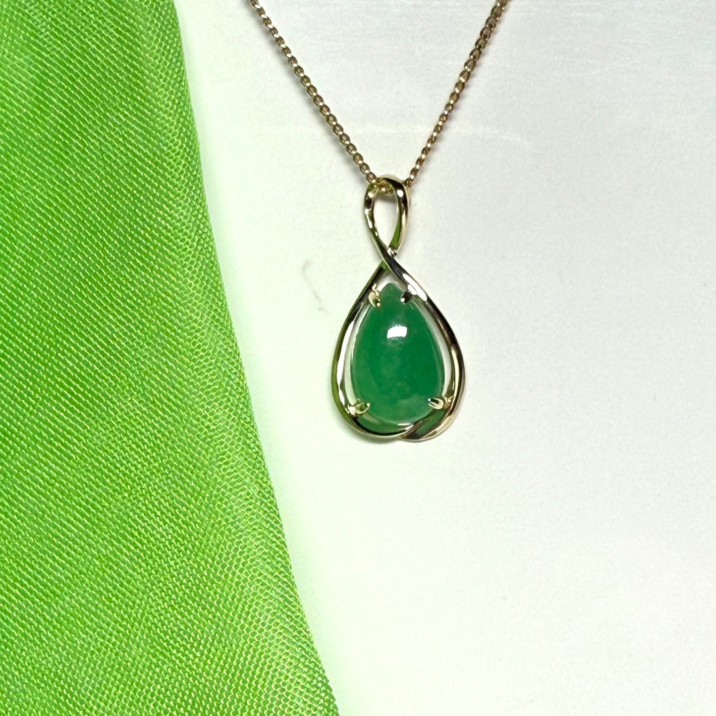 Real jade necklace green pear teardrop shaped pendant yellow gold