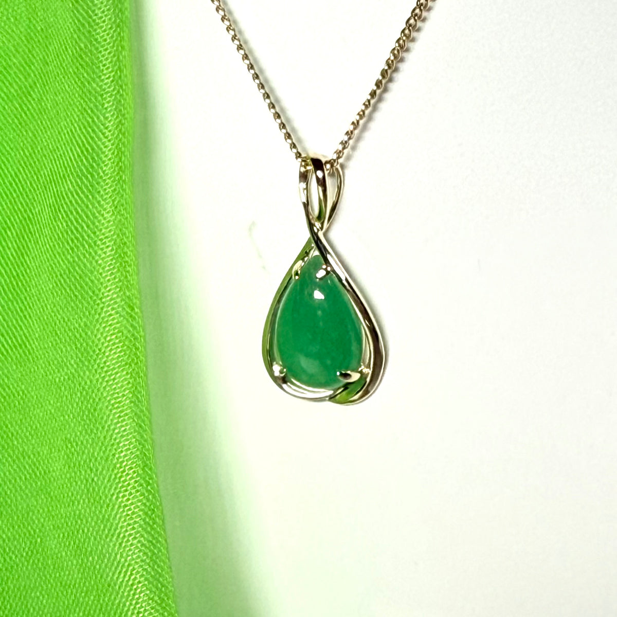Real jade necklace green pear teardrop shaped pendant yellow gold