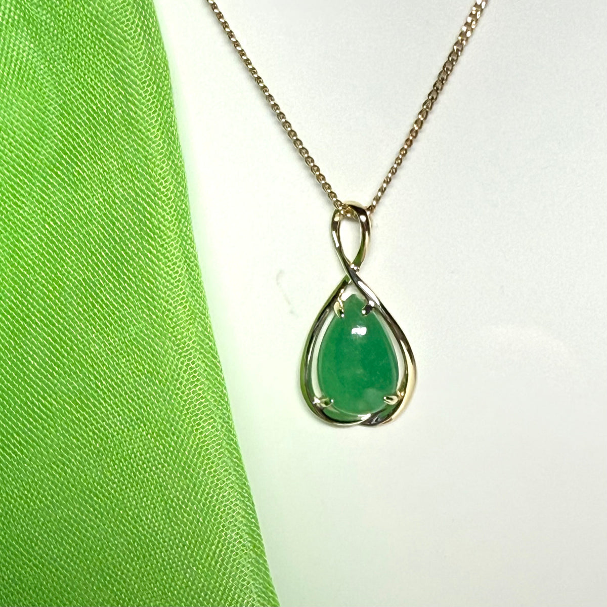 Real jade necklace green pear teardrop shaped pendant yellow gold