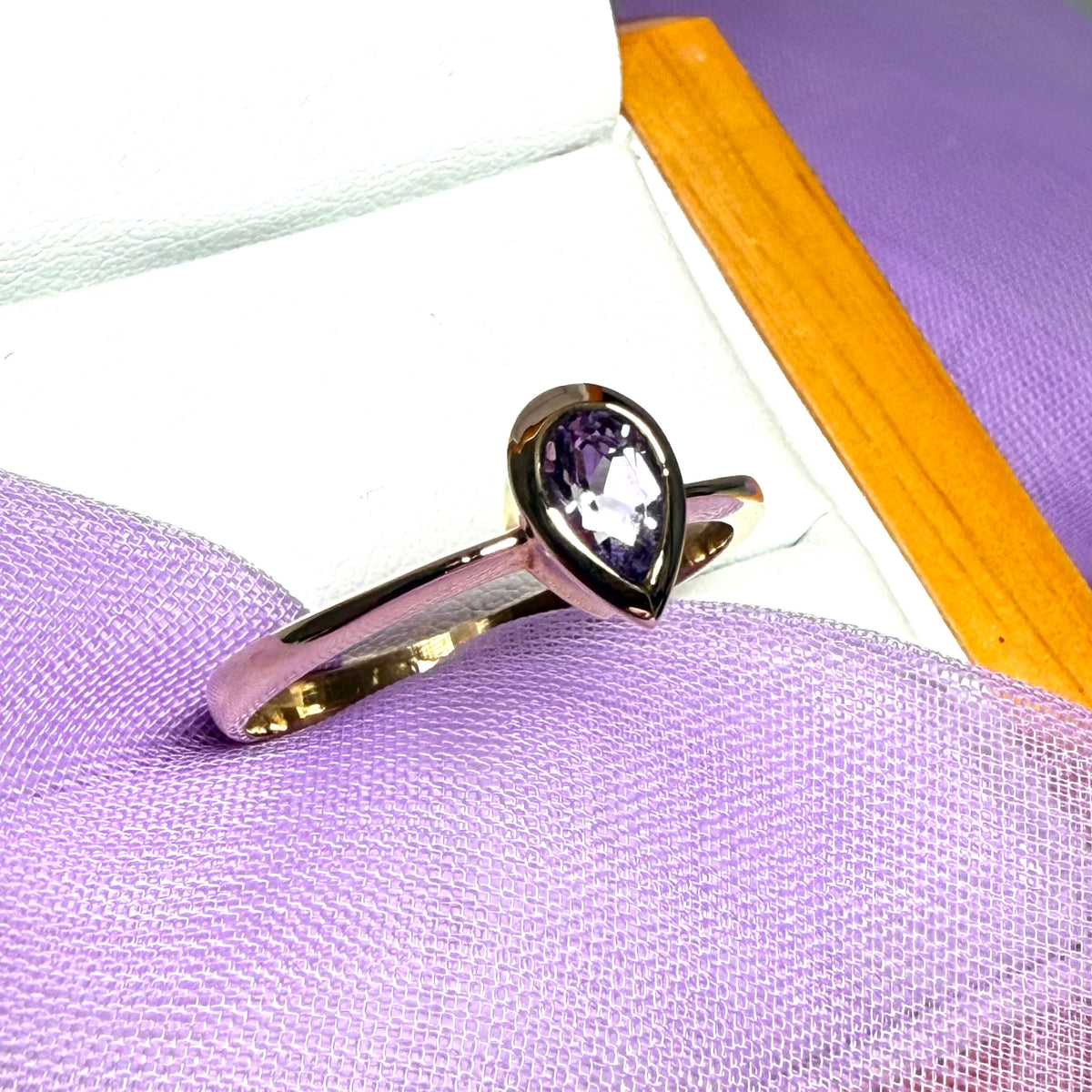 Pear shaped amethyst 9 carat yellow gold ring