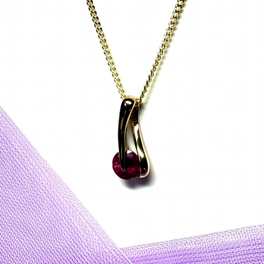 Real red ruby yellow gold fancy swirl shaped necklace