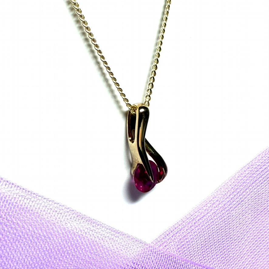Real red ruby yellow gold fancy swirl shaped necklace