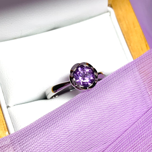 Real amethyst dress ring ladies fancy flower edged round