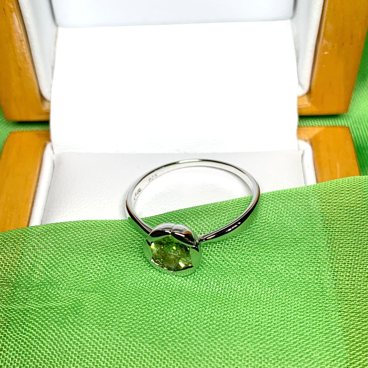 Real light green peridot dress ring ladies fancy flower edged round