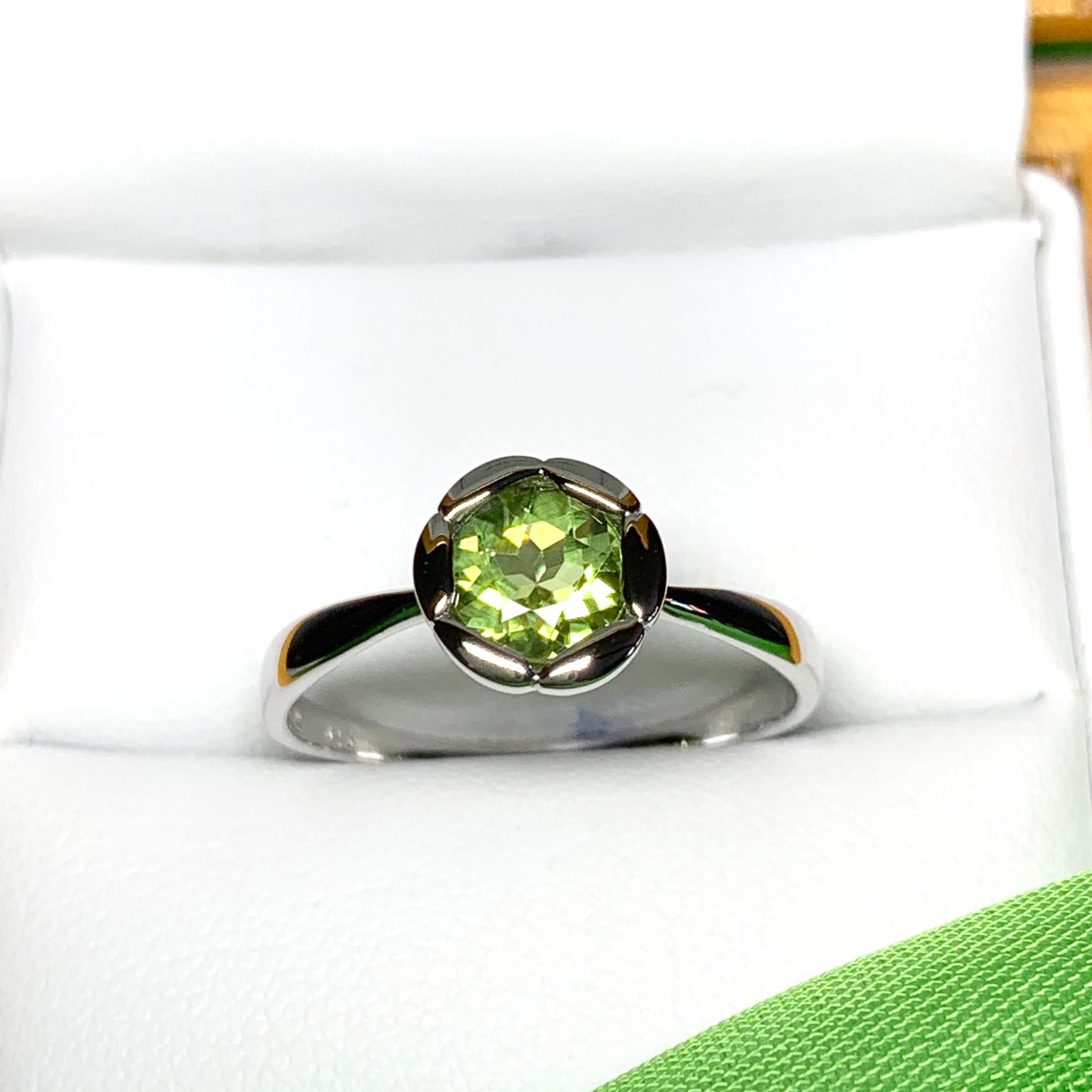 Real light green peridot dress ring ladies fancy flower edged round