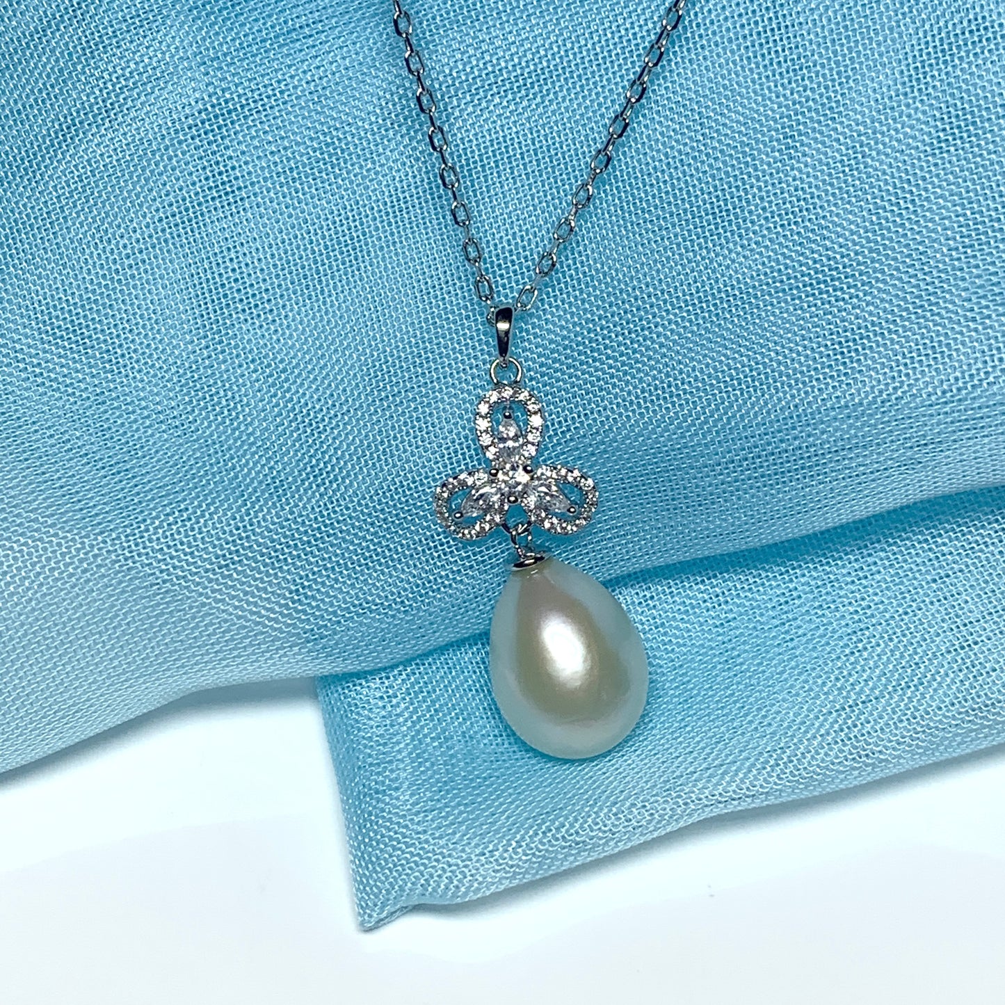 Real pearl fancy necklace sparkling pendant