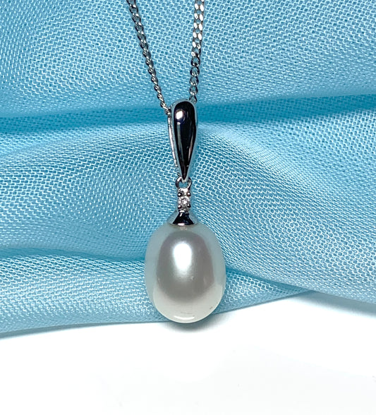 Real pearl necklace and diamond real freshwater cultured oval white gold