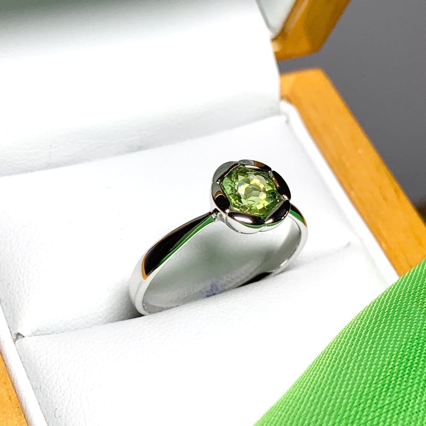 Real light green peridot dress ring ladies fancy flower edged round