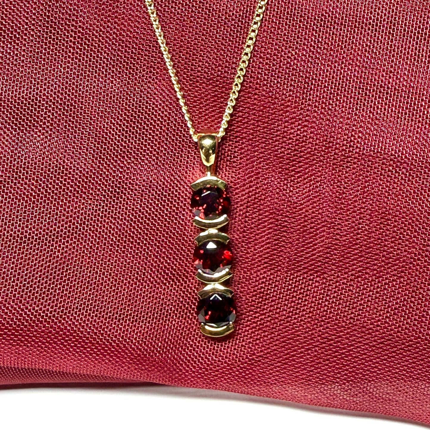 Round triple trilogy red real garnet necklace three stone pendant yellow gold
