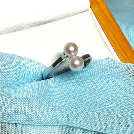 Round real cultured double pearl ring with a twisted design white gold