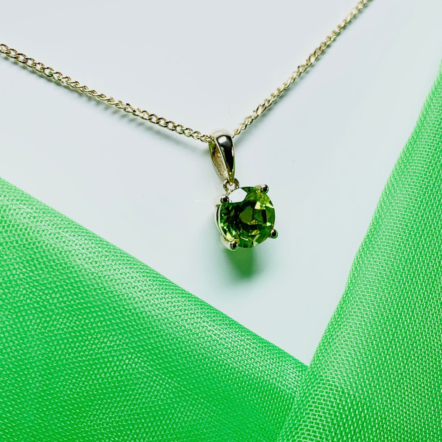 Round peridot yellow gold necklace