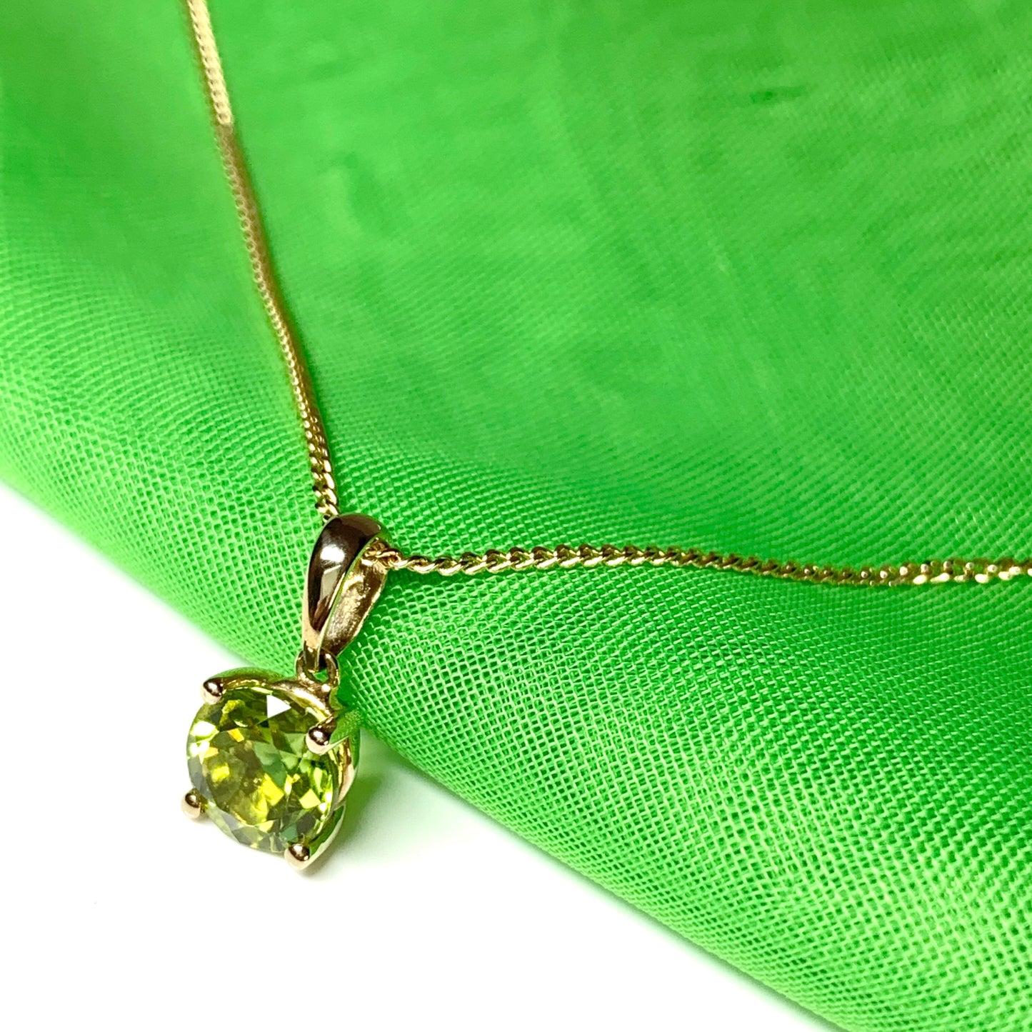 Round peridot yellow gold necklace