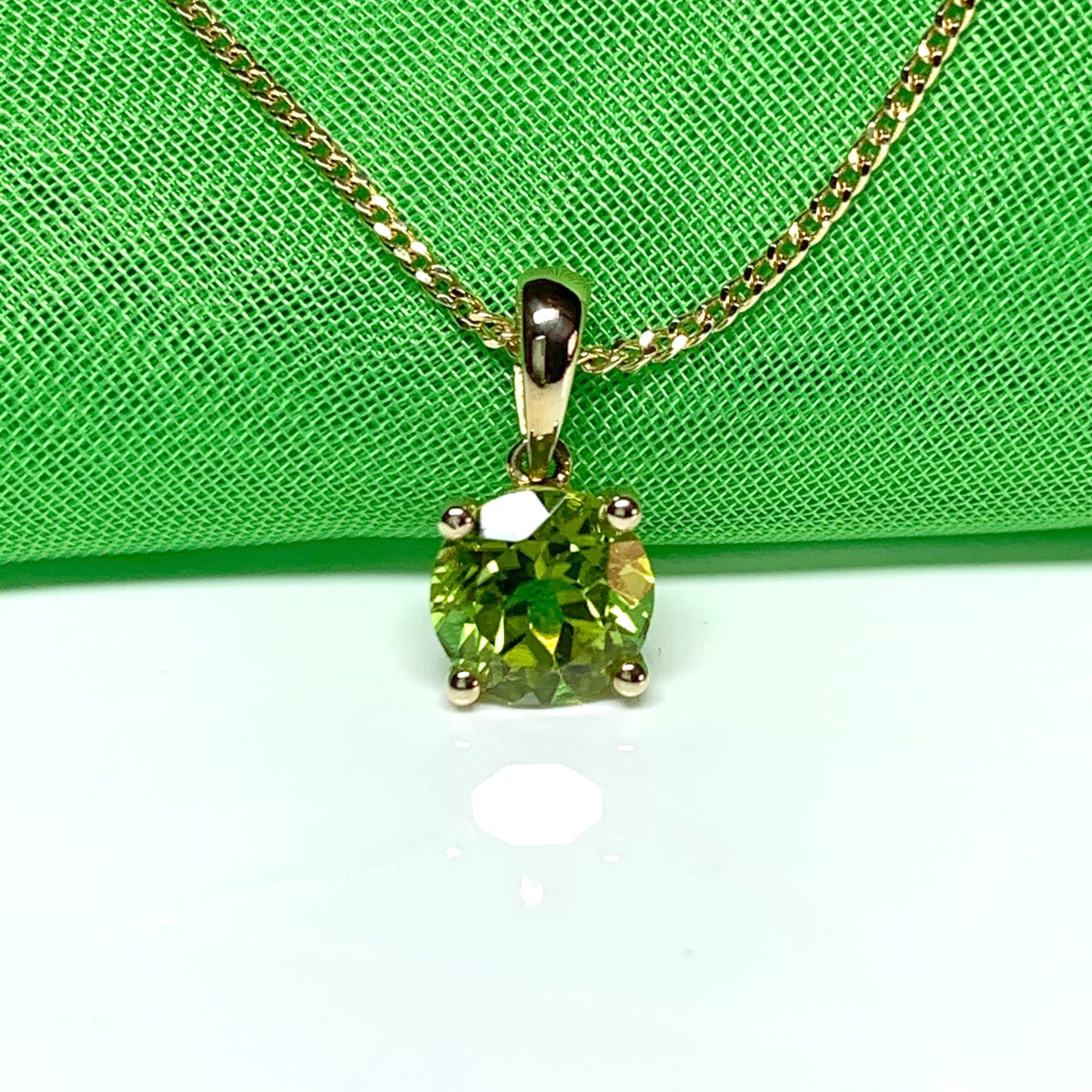 Round peridot yellow gold necklace