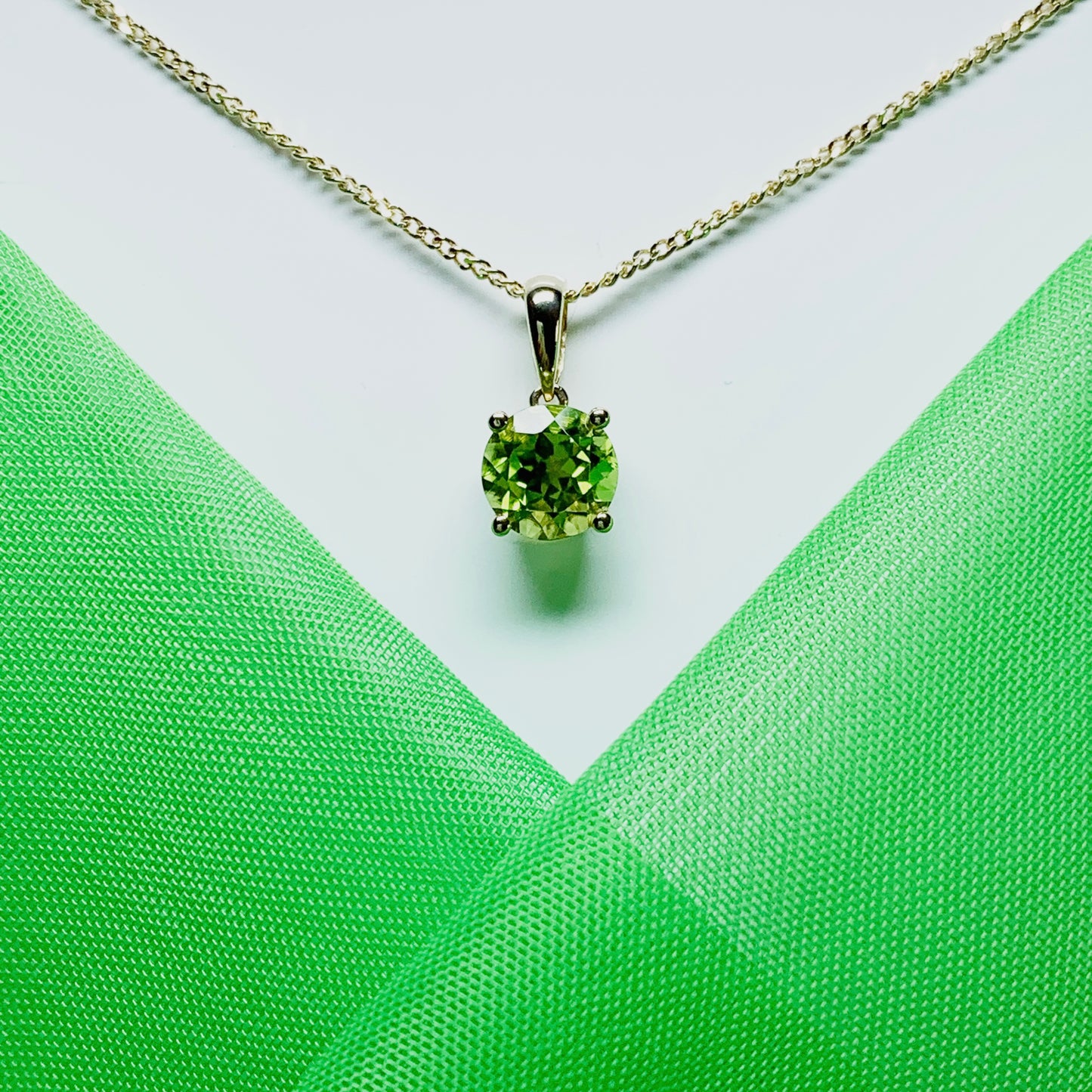 Round peridot yellow gold necklace