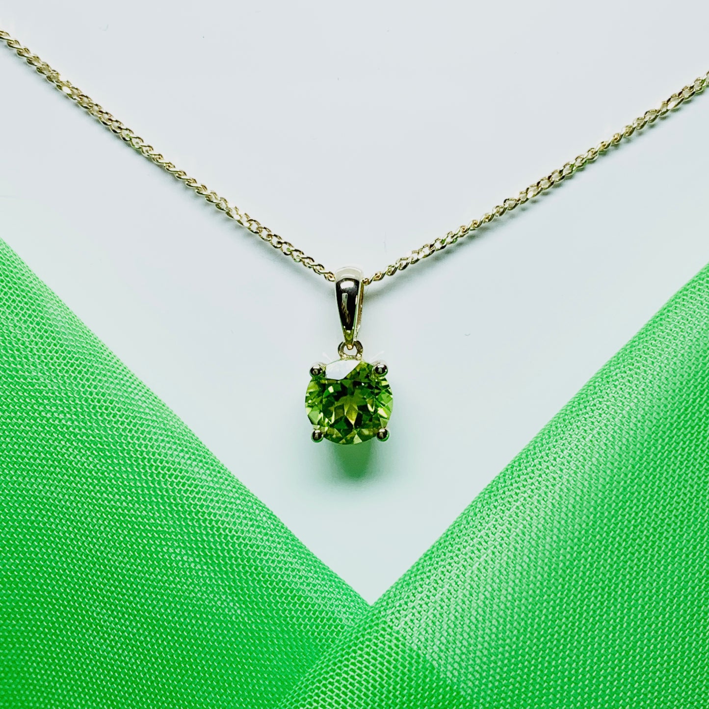 Round peridot yellow gold necklace